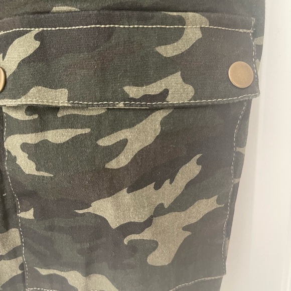 Hip length camo vest, Phoenix embroidery, patch pockets at hip size 2XL - Picture 7 of 14